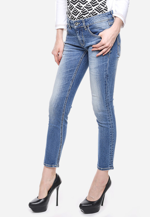  Jeans  Premium Biru  Muda Detail Whisker Aksen Washed